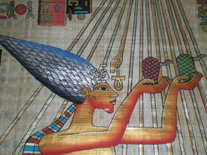 Détail du tableau. Nouvel Empire XVIII°Dynastie(vers 1400 av J.C). Aménophis IV, en lutte avec les prêtres de Thèbes, décida de supprimer le culte d'Amon. Il abandonna l'ancienne capitale pour en fonder une nouvelle à eL Amarna. Il institua la première religion monotheïste, basée sur l'adoration unique du soleil rayonnant : Aton, et prit le nom d'AKHENATON. Le roi est représenté en offrande, avec sa famille, sous les rayons du disque solaire (Aton). Partie supérieure d'un autel privé, d'une maison d'el Amarna.