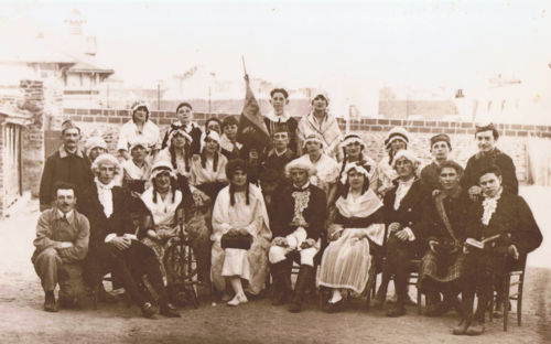 Groupe thêatral 1930 dans la Dame Blanche.jpg