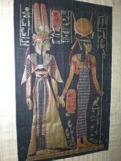 La reine NEFERTARI, vêtue de l'ample robe de lin, à plissés, est conduite par la déesse ISIS étroitement enserrée dans le fourreau traditionnel égyptien. Fresque de la tombe de NEFERTARI.