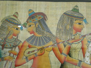 Détail du tableau.Ces trois charmantes petites musiciennes, qui forment l'un des groupes les plus célèbres de la peinture égyptienne du Nouvel Empire, proviennent de la tombe de NAKHT, dans la nécropole de GOURNAH à Thèbes. Scribes du temple d'AMON, NAKHT voulait que la musique résonne tant lors de son banquet funèbre que durant sa vie d'outre-tombe.