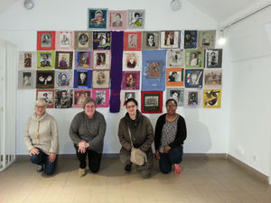 Jocelyne, Marielle, Baya et Gaëlle posent devant l'œuvre participative réalisée au cours de l'atelier public "Paroles et images de femmes de Brest à Kiel" à la Maison de la Fontaine à Brest
