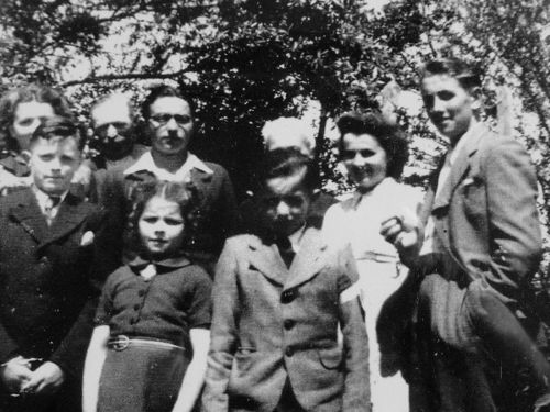 La famille BIZIEN - De gauche à droite : Marianne, Pierre, le père Gabriel, Jean, Marie-louise, Antoine, la Mère (cachée par Antoine), Marie et Gabriel