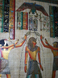 La purification du roi avant qu'il n'accède au temple en tant que Prêtre suprême.Cette cérémonie dénommée, souvent erronément "baptême" est  exécutée par Thot et Horus. Sanctuaire de Philippe Arrhidée et Karnak.